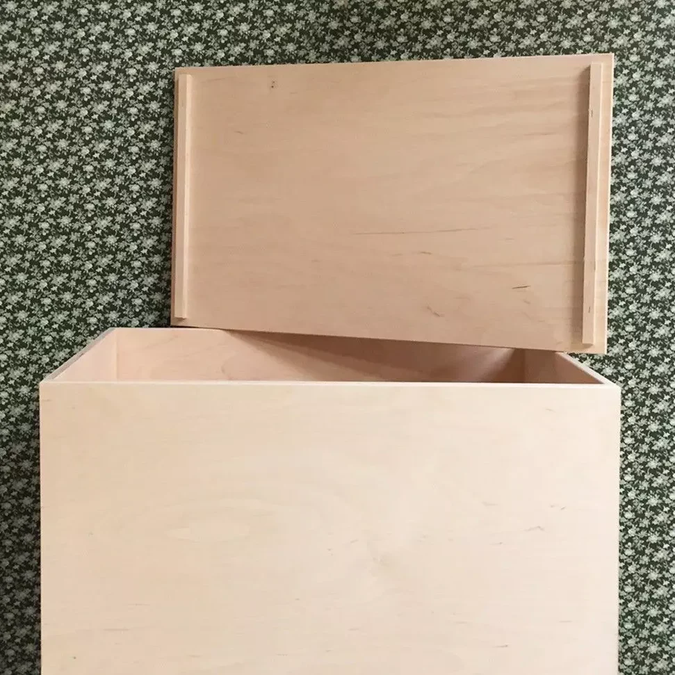 Legetøjskasse i birkekrydsfinér