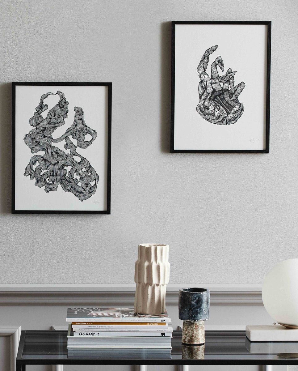 HAND illustration w. frame - black