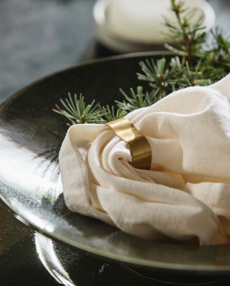CAPRI napkin ring, organic shape - golden finish